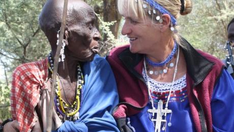 Angelika Wohlenberg sittted next to a Maasai woman.