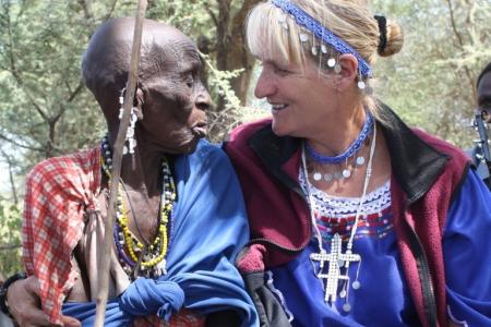 Angelika Wohlenberg sittted next to a Maasai woman.