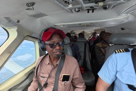 Evangelist Elisha Moita and pilot Peter Griffin in the cockpit of Cessna 208